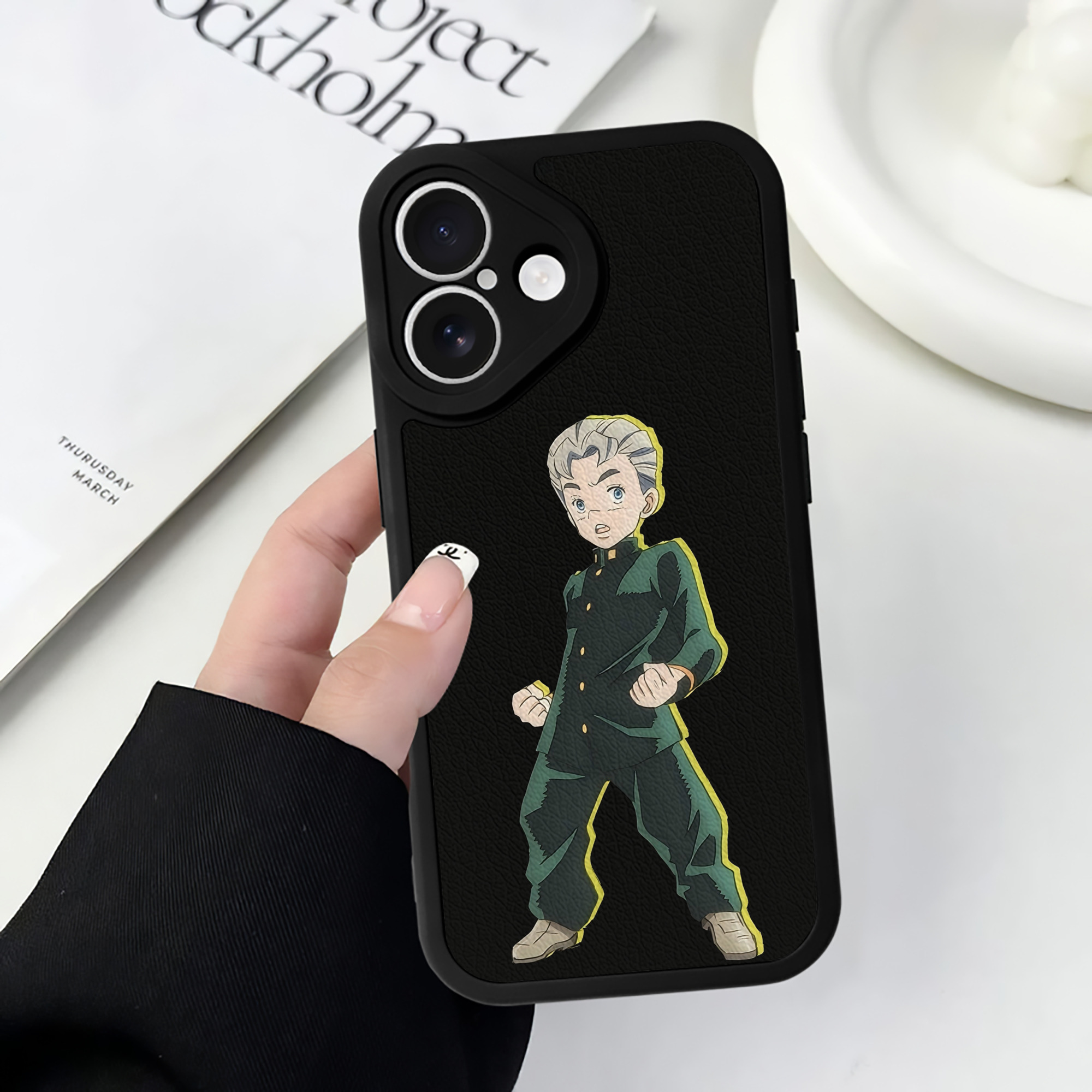 （画像用） ジョジョの奇妙な冒険 広瀨康一 JoJo's Bizarre Adventure Hirose Koichi 【iPhone 16シリーズ対応】シリコンスマホケース（レザー調） 材質：シリコン